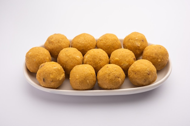 Besan ladoo to pyszne słodkie kulki zrobione z grama mąki, cukru, ghee i kardamonu