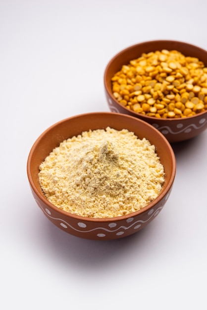Besan, mąka Gram lub mąka z ciecierzycy to proszek wykonany z mielonej ciecierzycy znanej jako gram bengalski
