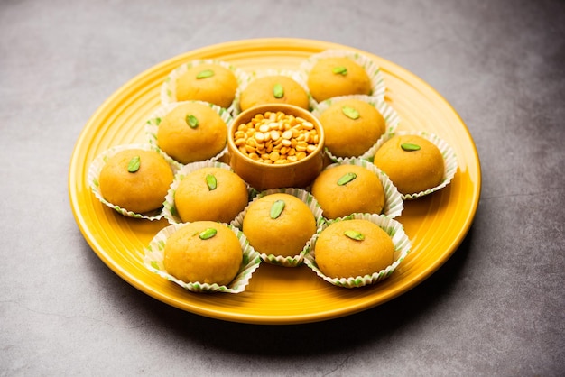 Besan Pedapedha pera Popularny indyjski mithai przygotowany z mąki gramowej Ghee Sugar Milk