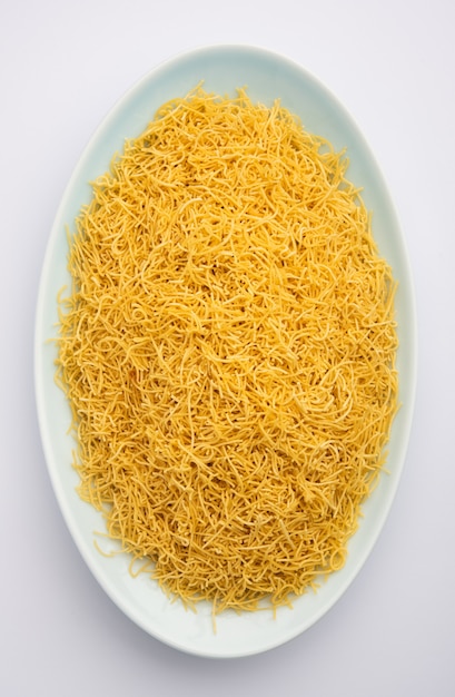 Besan Sev lub indyjskie Namkeen Noodles z mąki z ciecierzycy. Popularne GujaratiÃ‚Â Smażone w głębokim tłuszczu Teatime Snack.