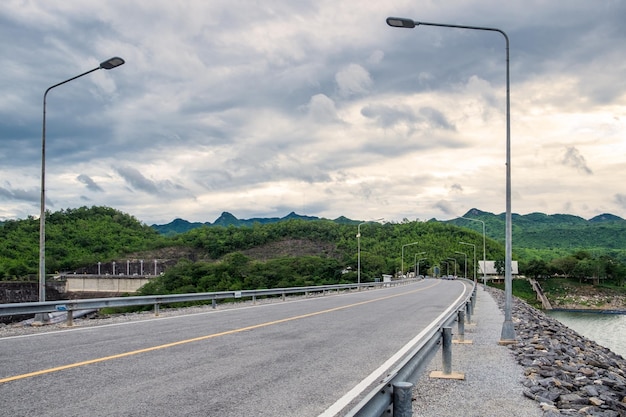 Beton drogowy na zaporze Srinakarin