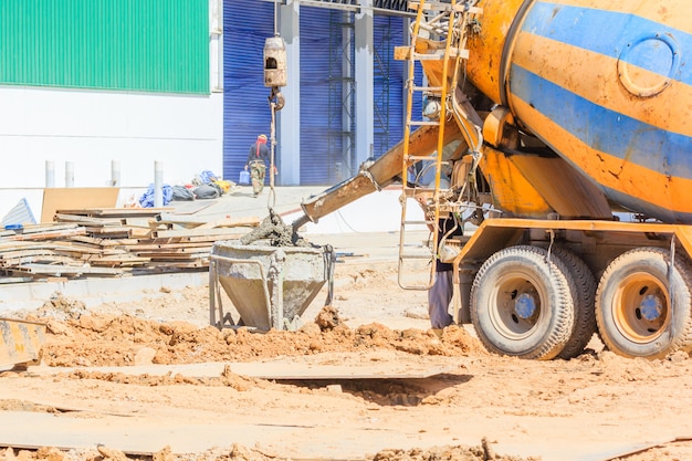 Betoniarka Ciężarówka Wylewanie Cieczy Betonu Do Wiadra żurawia Wieżowego