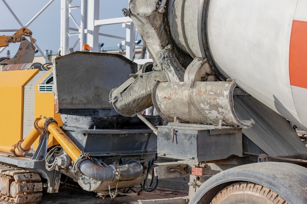 Betoniarka wlewa zaprawę do pompy do betonu na placu budowy Dostawa betonu i zaprawy do produkcji monolitycznych robót żelbetowych Zbliżenie