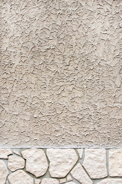 Betonowa powierzchnia z szorstkim wzorem oddzielona ukośnie od dużej kamiennej powierzchni