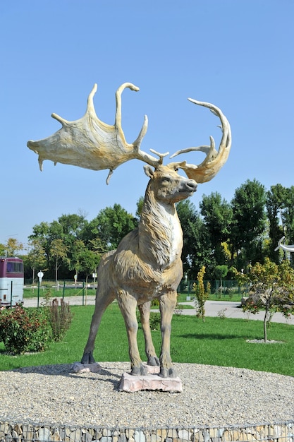 Betonowa rzeźba łosa Megaloceros giganteus, jednego z największych jelenia, jakie kiedykolwiek żyło