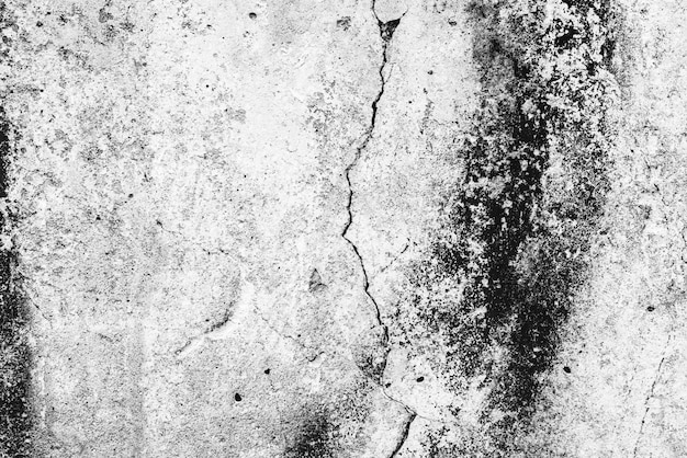 betonowa ściana z pęknięciami i zadrapaniami