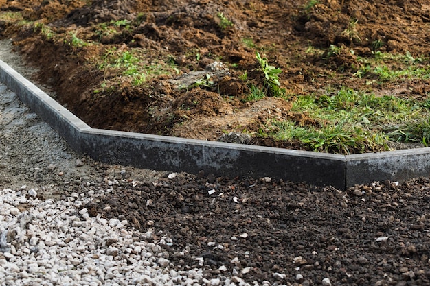 Zdjęcie betonowe obrzeża ogrodu z cementem do wyznaczania ścieżek, parkingów, chodników i kwietników