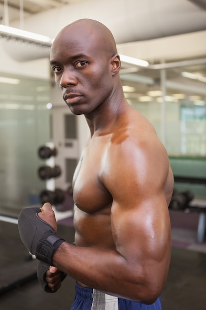 Bez koszuli mięśniowa mężczyzna pozycja w gym