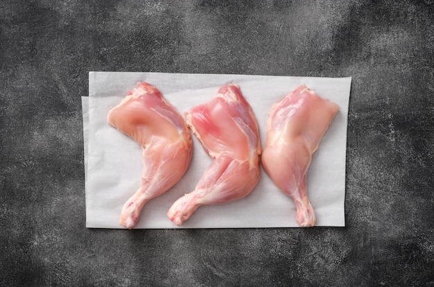 Bez skóry Surowe udka z kurczaka Surowe udka z kurczaka na grilla lub zupę Świeże, surowe udka z kurczaka Widok z góry