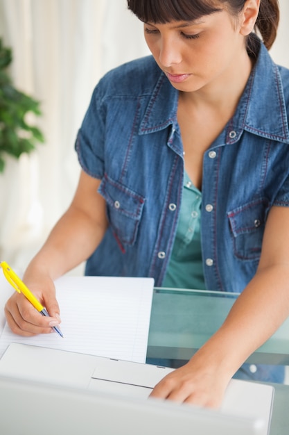 Bez uśmiechu uczeń robi jej pracę domową