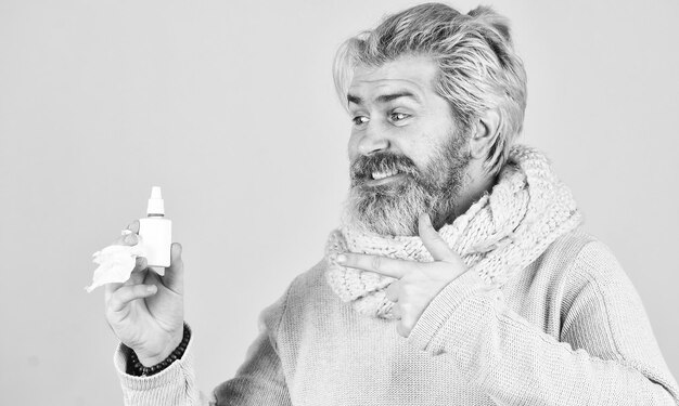 Bez uzależnienia od medyków koronawirus z Chin szczęśliwy hipster prezentujący najlepsze lekarstwo Krople do nosa plastikowa butelka koncepcja pandemii człowiek leczyć katar sprayem do nosa uwolnić zatkany nos