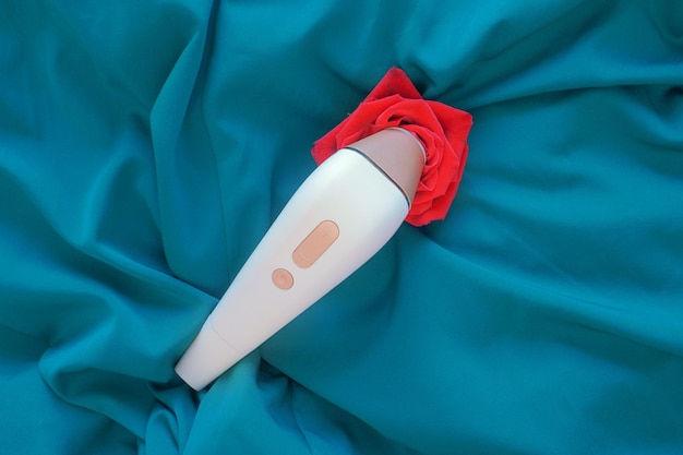 Bezdotykowy stymulator łechtaczki dla dorosłych i czerwonej róży na zielonym satynowym tle zabawek erotycznych