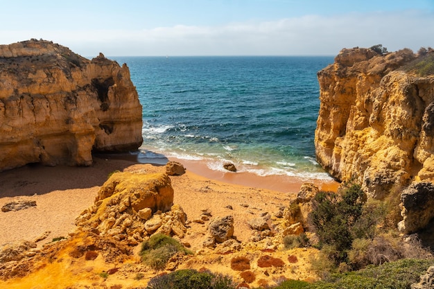 Bezludna plaża latem w Praia da Coelha Algarve Albufeira Portugalia