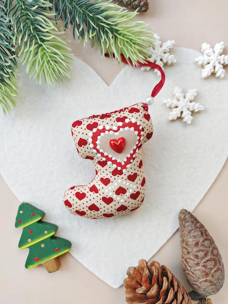Beżowa, miękka skarpeta świąteczna DIY do dekoracji świątecznych lub na prezent. Ręcznie robione bombki zero waste na Boże Narodzenie
