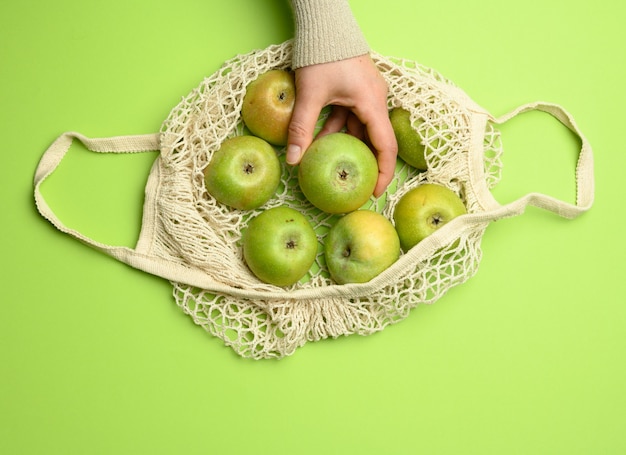 Beżowa Torba Tekstylna Z Zielonymi Jabłkami Na Zielonym Tle, Koncepcja Rzeczy Wielokrotnego Użytku, Zero Waste