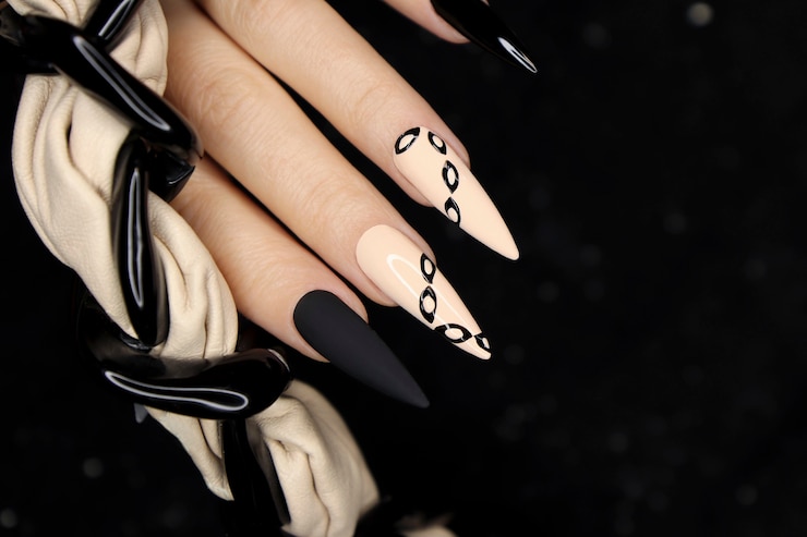 Beżowo-czarny manicure na długiej stylizacji paznokci