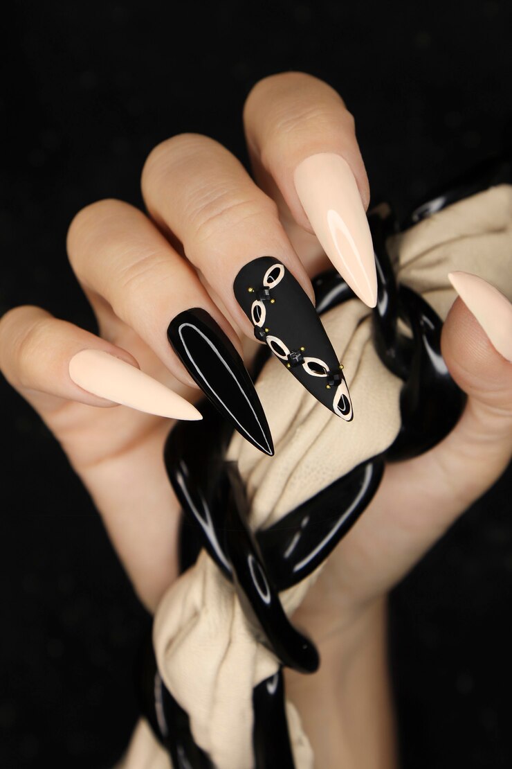 Beżowo-czarny manicure na długiej stylizacji paznokci