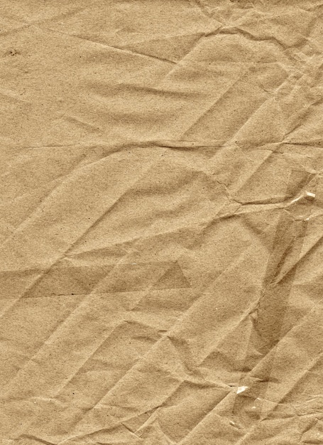 Beżowy papier opakowania z przekątnymi fałdami chaotyczne zmarszczki taśma klejąca