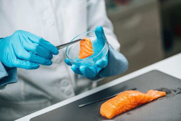 Bezpieczeństwo żywności i kontrola jakości Analiza mikrobiologiczna ryb łososiowatych w laboratorium