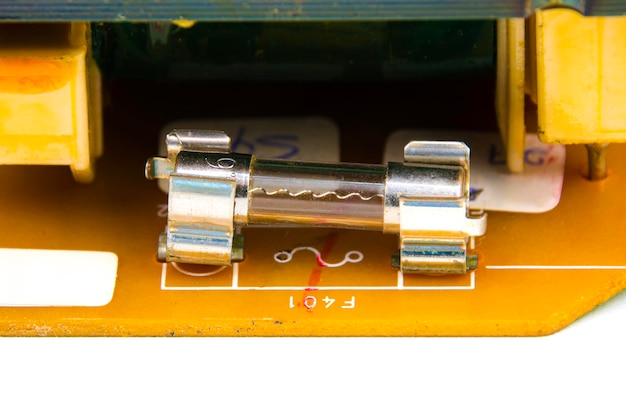 Bezpiecznik szklanej rurki na płytce drukowanej elektroniki urządzeń elektrycznych Koncepcja części elektroniki