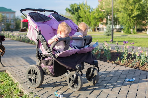 Zdjęcie bezpilotny wózek z dwoma dziećmi w miejskim parku