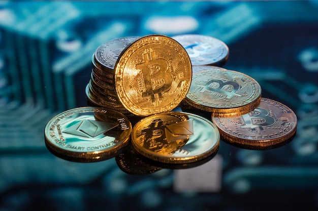 Bezpłatne zdjęcie złotych bitcoinów na niebieskim tle