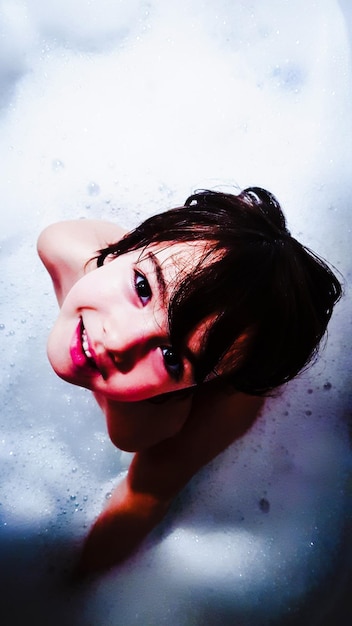 Zdjęcie bezpośrednio nad portretem uroczej dziewczyny w wannie