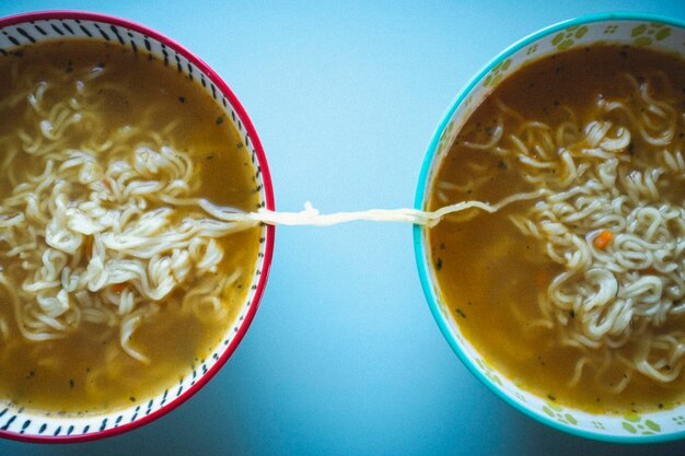 Zdjęcie bezpośrednio nad strzałem ramen na stole