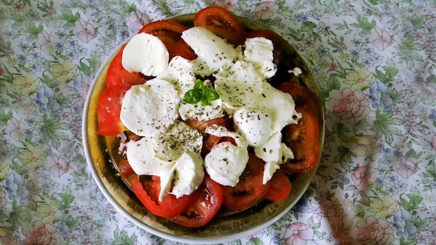 Zdjęcie bezpośrednio nad strzałem sałatki caprese