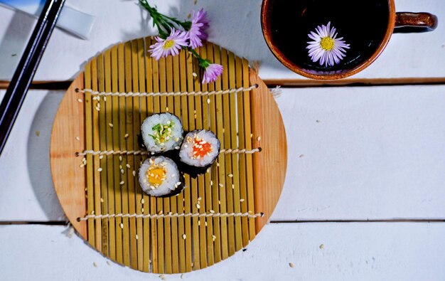 Bezpośrednio nad strzałem sushi podawanym na talerzu na stole