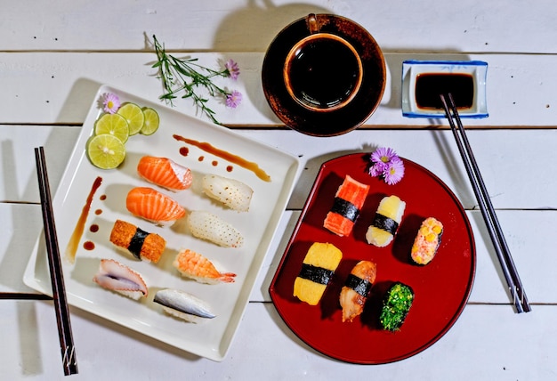Bezpośrednio nad strzałem sushi podawanym na talerzu na stole