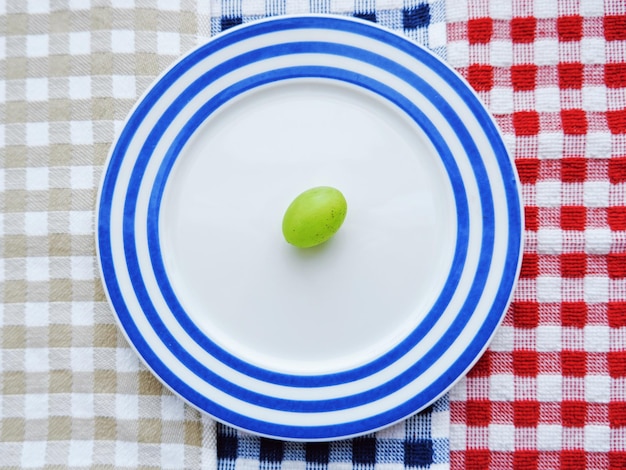 Zdjęcie bezpośrednio nad strzałem winogron na talerzu na stole