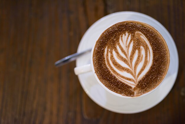 Bezpośrednio nad ujęciem kawy Caffe Mocha, znanej również jako Mocaccino