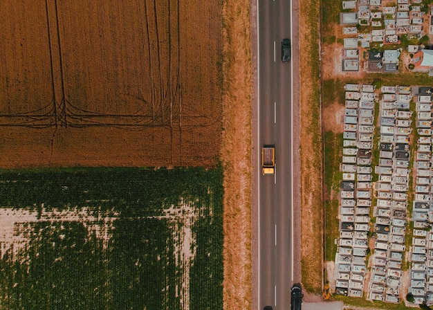 Zdjęcie bezpośrednio nad ujęciem pola i ulicy