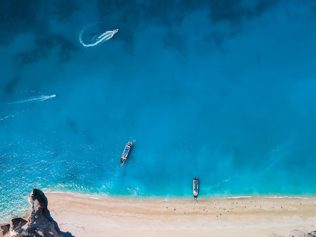 Bezpośrednio nad widokiem na plażę Egremni na greckiej wyspie Lefkada