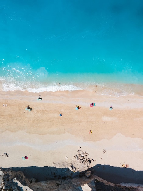 Bezpośrednio nad widokiem na plażę Egremni na greckiej wyspie Lefkada