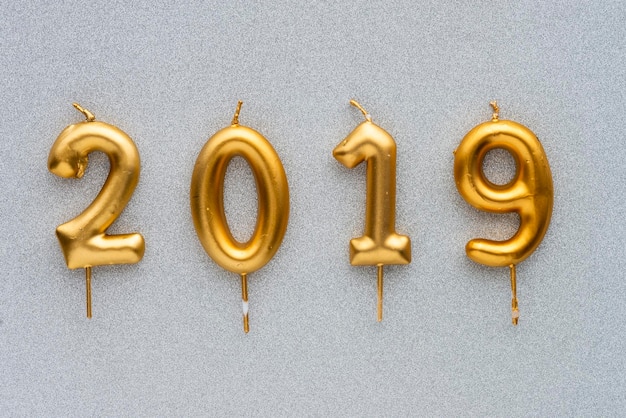 Bezpośrednio nad widokiem świec 2019 na szarym tle