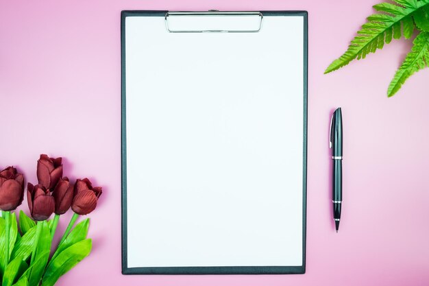 Bezpośrednio nad zdjęciem białego papieru na schowku przez rośliny na stole