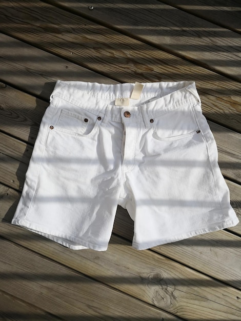 Zdjęcie bezpośrednio nad zdjęciem białych gorących spodni na drewnianym stole