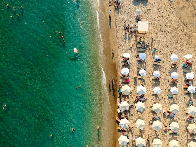 Bezpośrednio nad zdjęciem ludzi na plaży