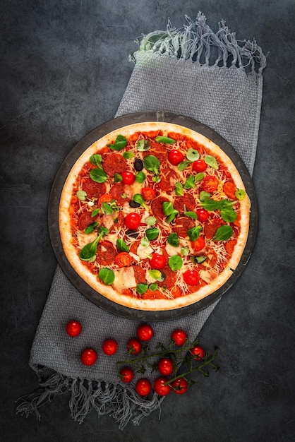 Bezpośrednio nad zdjęciem pizzy na stole