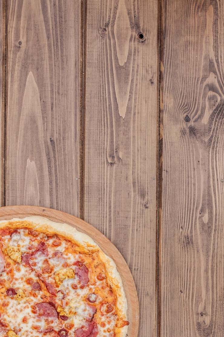 Zdjęcie bezpośrednio nad zdjęciem pizzy na stole