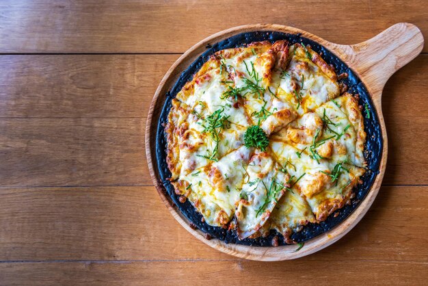 Zdjęcie bezpośrednio nad zdjęciem pizzy na stole