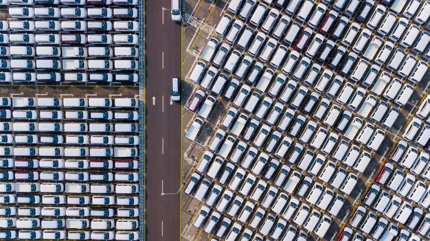 Zdjęcie bezpośrednio nad zdjęciem samochodu na parkingu