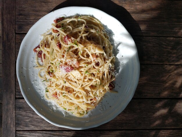 Zdjęcie bezpośrednio nad zdjęciem spaghetti na talerzu na stole