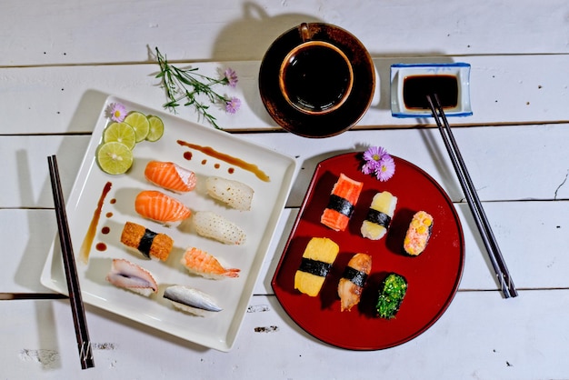 Bezpośrednio nad zdjęciem sushi podawane z sosem sojowym na stole