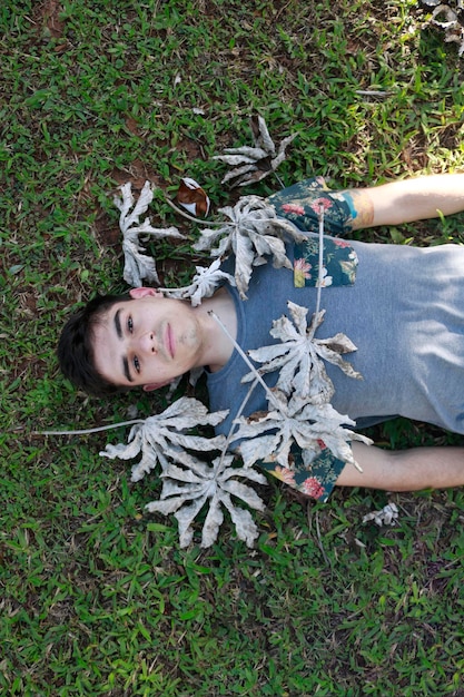 Bezpośrednio nad zdjęciem suszonych liści na człowieku leżącym na polu