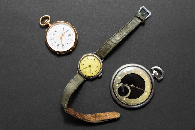 Zdjęcie bezpośrednio nad zdjęciem zegarków kieszonkowych i zegarków na stole