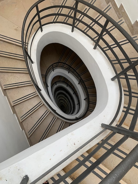 Zdjęcie bezpośrednio poniżej ujęcie spiralnego schodów w budynku