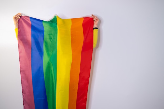 Bezpośrednio powyżej zdjęcie wielobarwnej flagi na białym tle